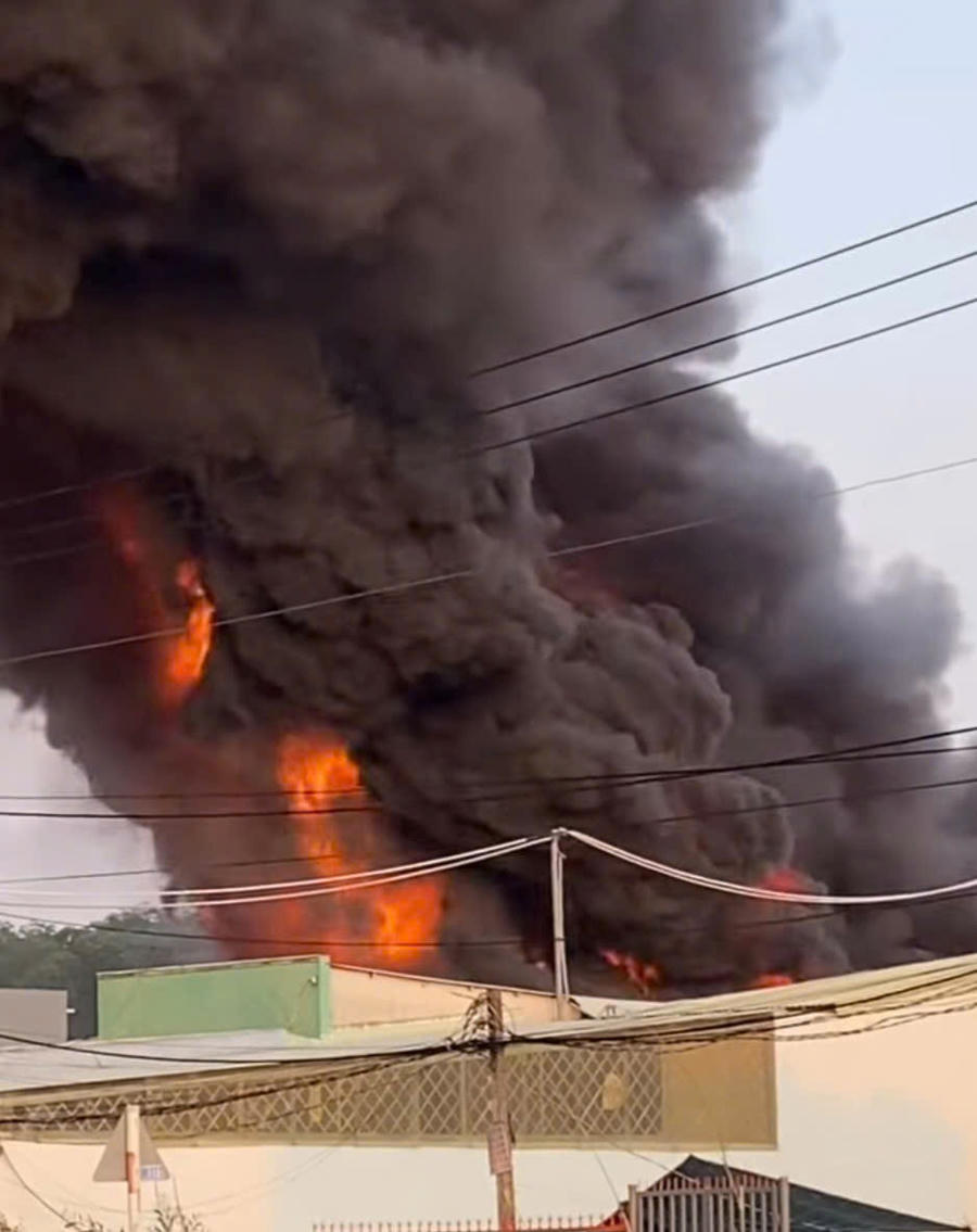 Cột khói đen bởi cháy hoá chất bốc cao
