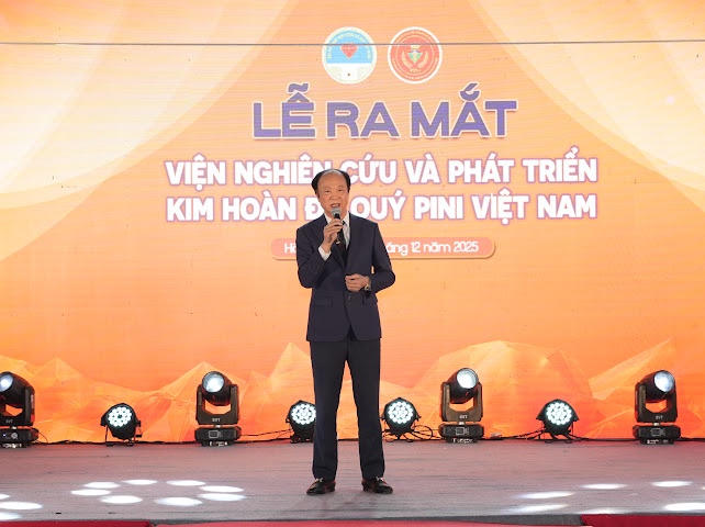 Ông Nguyễn Đình Thắng - Chủ tịch Viện nghiên cứu và phát triển kim hoàn, đá quí PINI Việt Nam phát biểu tại buổi ra mắt Viện.