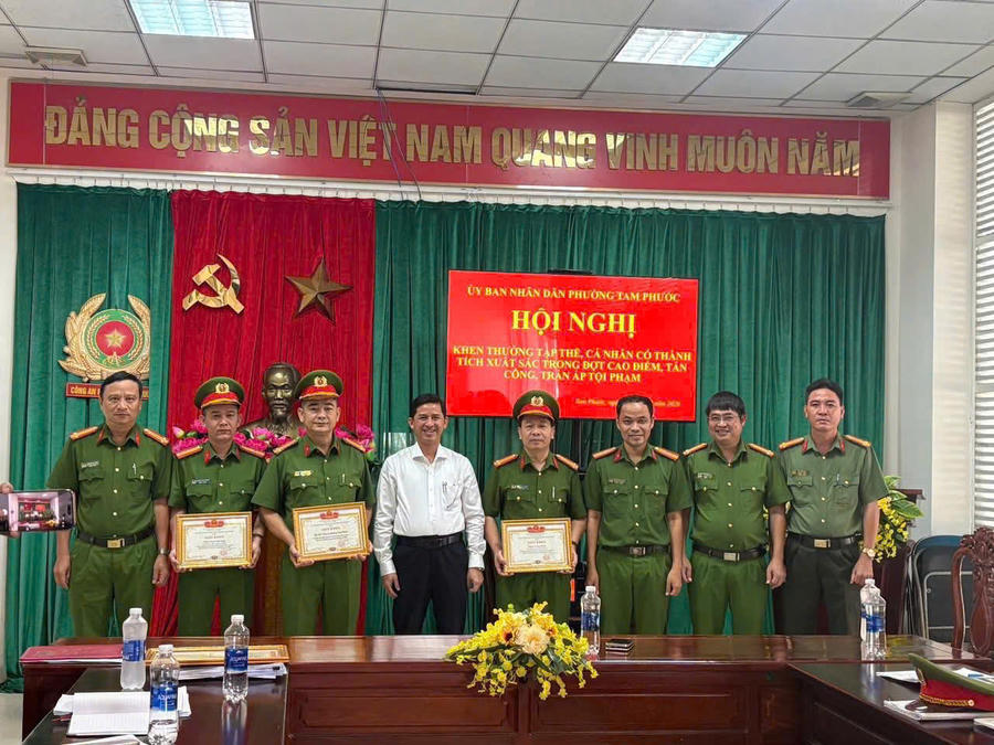 Ông Vũ Quốc Thái – Phó Bí thư Đảng ủy, Chủ tịch UBND phường Tam Phước cũng lãnh đạo Công an phường khen thưởng cho các cán bộ chiến sĩ.
