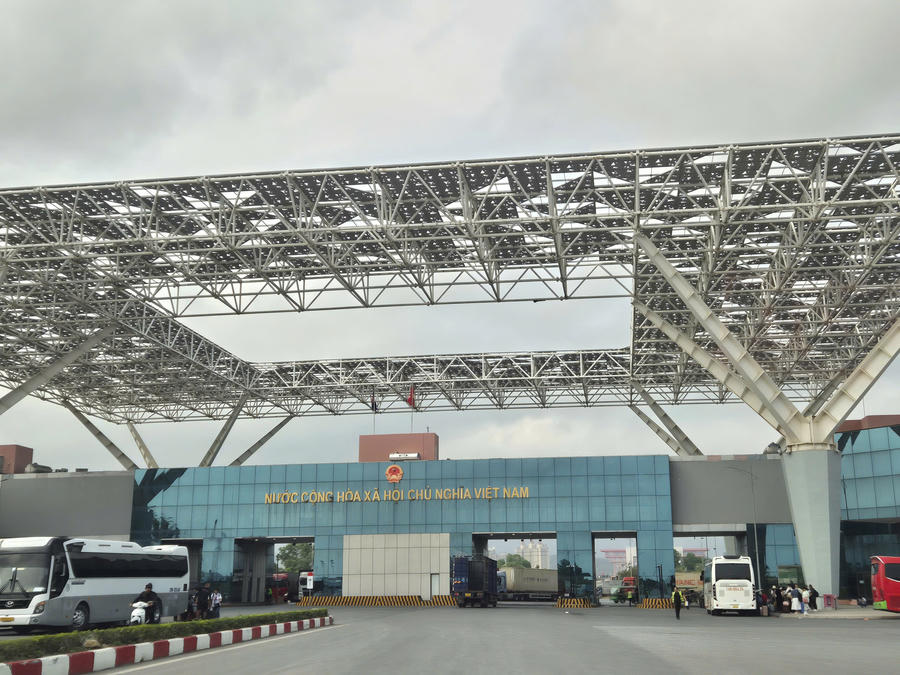 Cửa khẩu quốc tế Móng Cái (khu vực cầu Bắc Luân II) được đầu tư hạ tầng hiện đại, đáp ứng nhu cầu thông quan hàng hóa và xuất nhập cảnh ngày càng tăng.