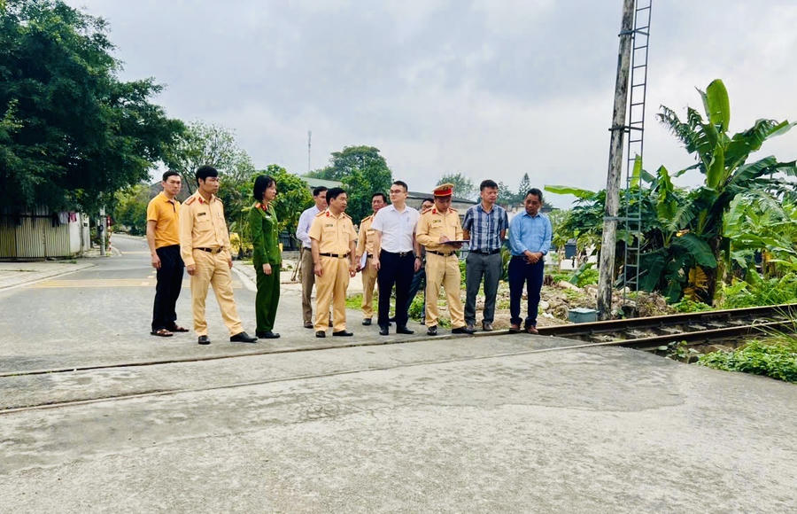 Đoàn công tác liên ngành kiểm tra, khảo sát những lối đi tự mở để lên phương án giảm thiểu tai nạn giao thông