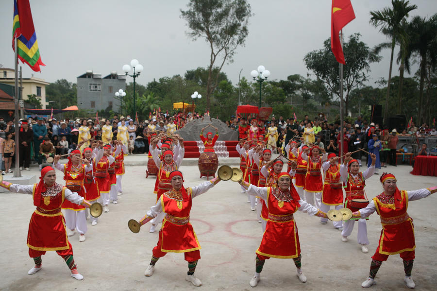 Tiết mục trống hội mở màn ngày hội Kén rể Đường Yên