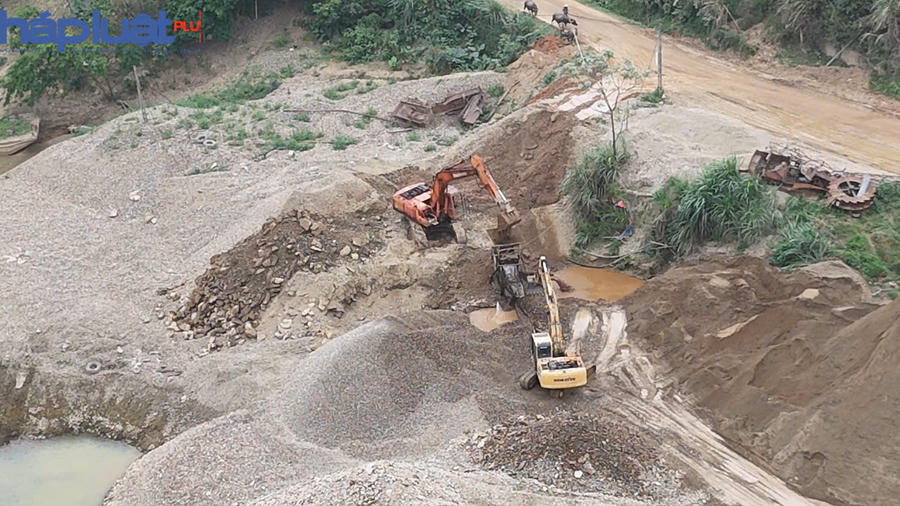 Tình trạng khai thác cát sỏi diễn ra giữa thanh thiên bạch nhật.