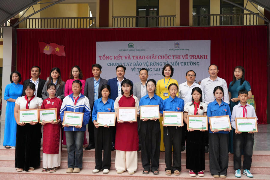 Ban Tổ chức, thầy, cô giáo chụp ảnh lưu niệm với các em học sinh đạt giải.