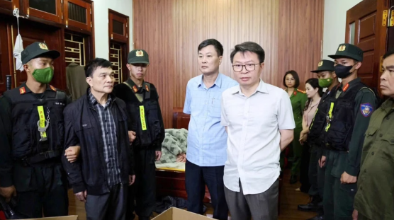 Lãnh đạo Công an tỉnh Phú Thọ trực tiếp chỉ đạo bắt và khám xét nơi ở của đối tượng Lý Công Sinh. Ảnh: CACC