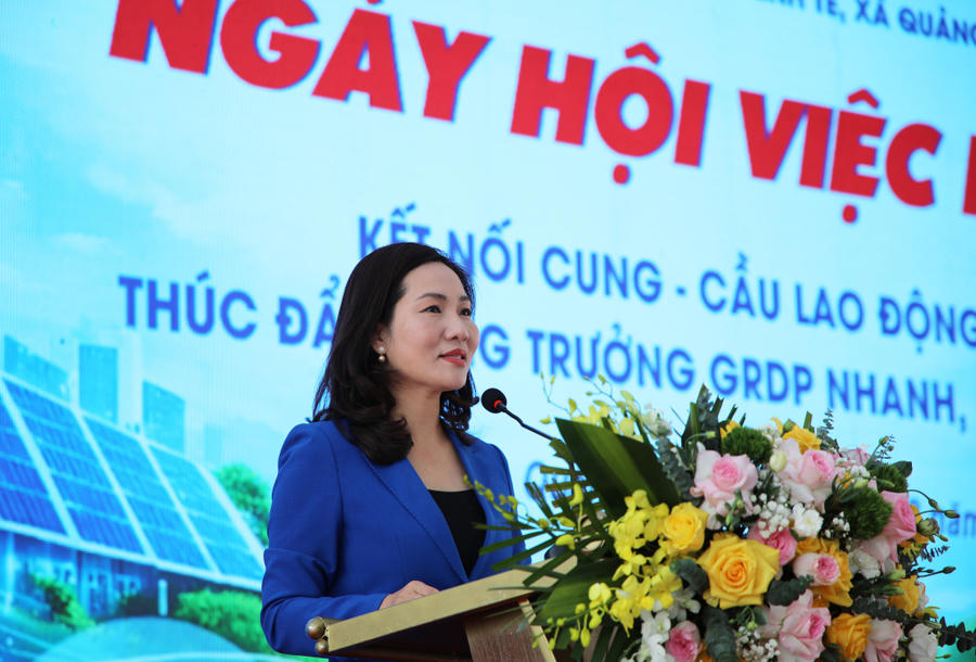 Bà Nguyễn Thị Hạnh, Phó Chủ tịch UBND tỉnh, phát biểu chỉ đạo tại ngày hội việc làm.