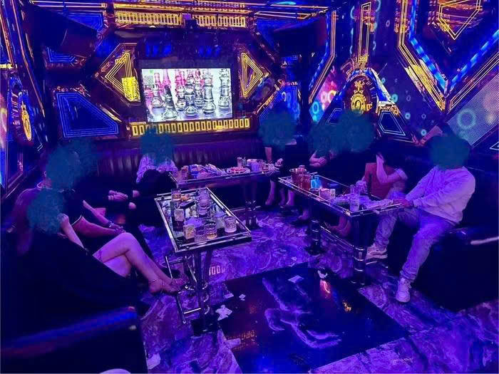 Lực lượng chức năng kiểm tra quán karaoke Trường Vũ, phát hiện nhóm đối tượng sử dụng trái phép chất ma túy.