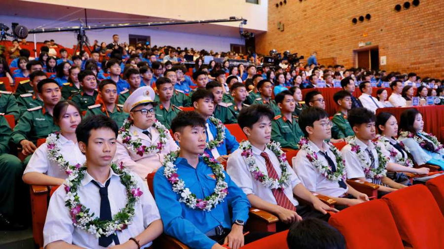 Đông đảo đoàn viên, thanh niên và đại biểu tham dự lễ tuyên dương gương mặt trẻ, tài năng trẻ tiêu biểu tỉnh Quảng Ninh năm 2025.