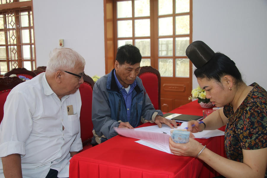 Các Chi hội trưởng Hội người cao tuổi tại xã Mường Bú đến làm thủ tục nhận tiền hỗ trợ hoạt động.