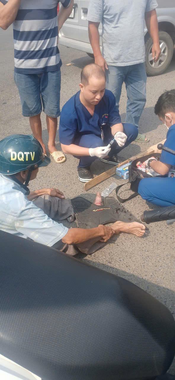 Nạn nhân được sơ cứu vết thương và đưa đến bệnh viện cấp cứu.