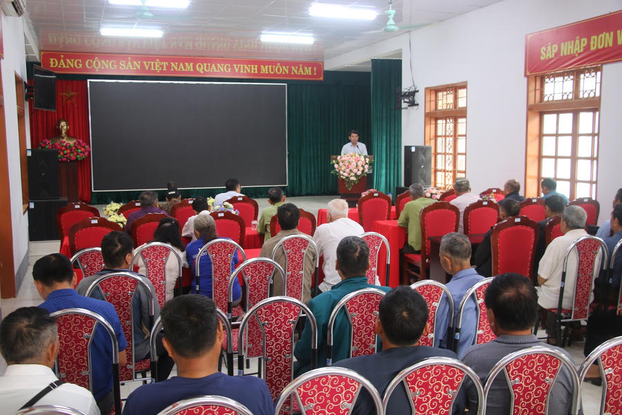 Toàn cảnh buổi chi trả tiền hỗ trợ cho Chi hội trưởng Hội người cao tưởi các bản, tiểu khu xã Mường Bú.