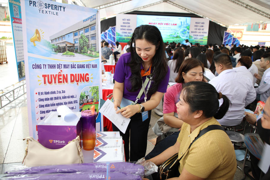 Doanh nghiệp trực tiếp tư vấn, hướng dẫn người lao động tìm hiểu thông tin và lựa chọn vị trí việc làm phù hợp tại ngày hội việc làm.