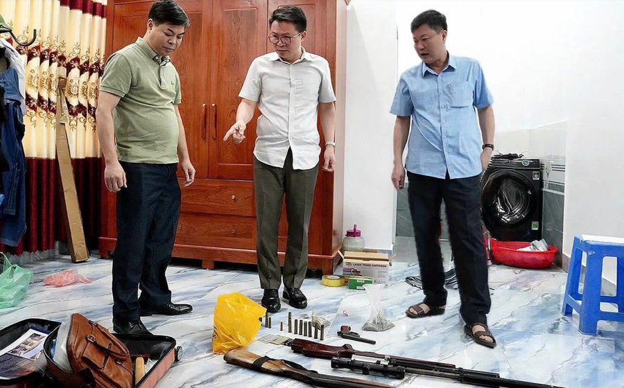 Thiếu tướng Nguyễn Minh Tuấn, Giám đốc Công an tỉnh Phú Thọ (mặc áo trắng) và Đại tá Trương Quang Hải (Phó Giám đốc) trực tiếp chỉ đạo bắt và khám xét nơi ở của các đối tượng.