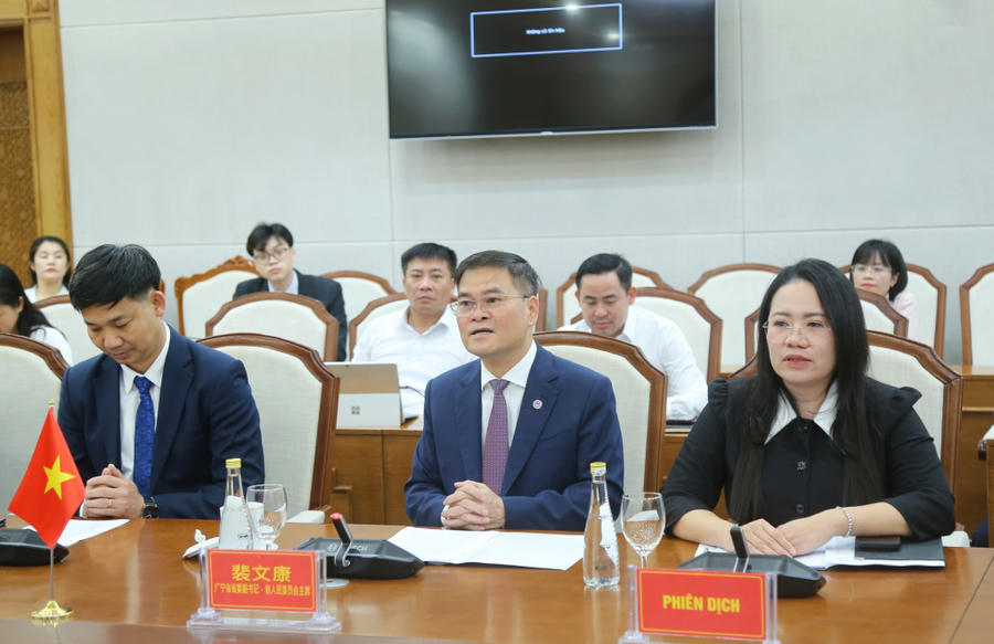 Ông Bùi Văn Khắng, Phó Bí thư Tỉnh ủy, Chủ tịch UBND tỉnh Quảng Ninh, phát biểu tại buổi làm việc.