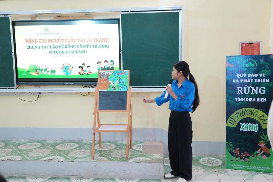 Thí sinh trình bày về tác phẩm thi.