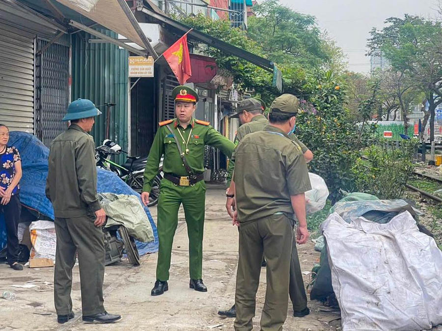 Công an và chính quyền cơ sở tăng cường tuyên truyền, xử lý các vi phạm hành lang ATGT đường sắt.