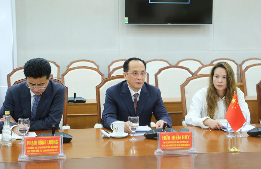 Ông Hứa Hiển Huy, Phó Chủ tịch Chính quyền Nhân dân, Phó Chủ tịch Ủy ban Chính hiệp Khu tự trị dân tộc Choang Quảng Tây (Trung Quốc), phát biểu tại buổi làm việc.