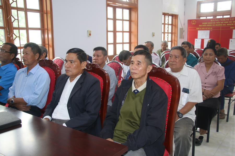 Các Chi hội trưởng Hội người cao tại xã Mường Bú phấn khởi đến nhận tiền hỗ trợ.