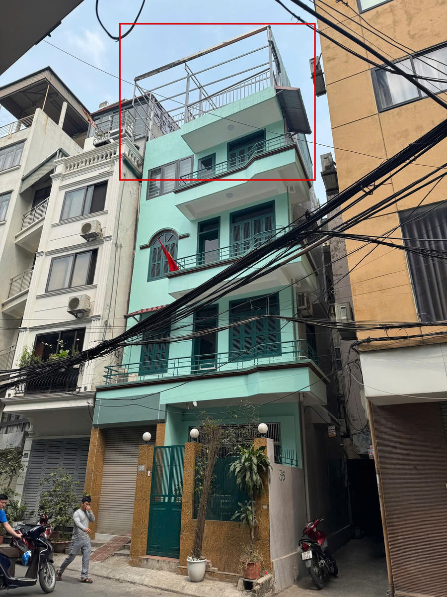 Chủ công trình tháo dỡ phần mái tôn phía trên và một phần tôn xung quanh hiện trạng công trình vẫn 4 tầng.