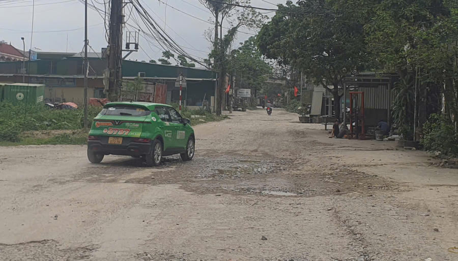 Người dân mong mỏi cơ quan chức năng đầu tư sữa chữa đường Cao Xuân Huy.