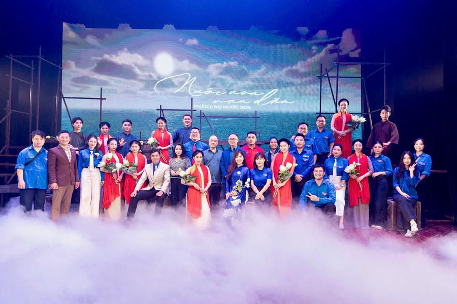 Đoàn viên, thanh niên được thưởng thức vở cải lương chính luận “Nợ nước non” do Nhà hát Sân khấu Truyền thống Quốc gia Việt Nam dàn dựng.