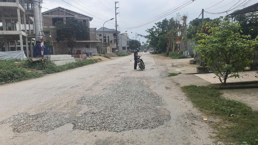 Đường Cao Xuân Huy xuống cấp nghiêm trọng.