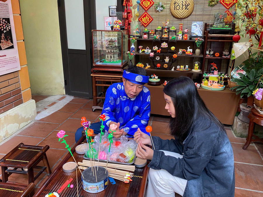 Không gian trưng bày tác phẩm tò he.