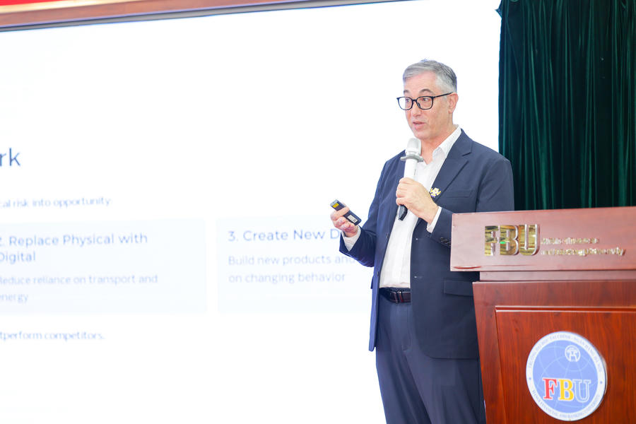 GS. Marc Kramer – giảng viên cao cấp Đại học VinUni – mang đến góc nhìn toàn cầu với chủ đề “Biến rủi ro địa chính trị thành cơ hội kinh doanh bền vững”, gợi mở tư duy khởi nghiệp trong bối cảnh nhiều biến động.