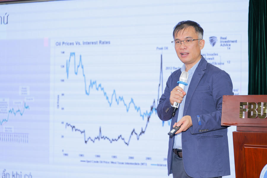 PGS.TS Vũ Sỹ Cường – chuyên gia tài chính công và kinh tế vĩ mô – phân tích những tác động của xung đột khu vực Vùng Vịnh tới kinh tế toàn cầu, đồng thời chỉ ra xu hướng học tập và cơ hội việc làm cho sinh viên trong bối cảnh mới.