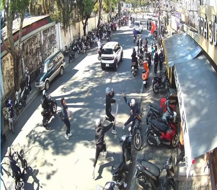 Hình ảnh vụ việc học sinh đánh nhau tại phố Nhà Chung, phường Xuân Hương - Đà Lạt. (Ảnh: Công an tỉnh Lâm Đồng)