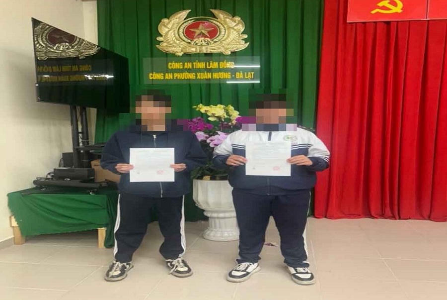 T.K.V và L.Đ.T nhận Lệnh cấm đi khỏi nơi cư trú. (Ảnh: Công an tỉnh Lâm Đồng)