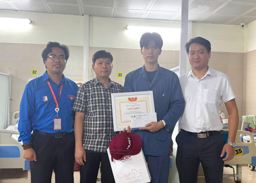 Đại diện trường&nbsp;Đại học&nbsp;Bách khoa Hà Nội trao giấy khen cho Nguyễn Lê Tú. (Ảnh: HUST)