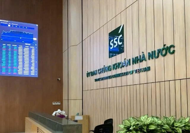 Nhà đầu tư có thể gặp rủi ro khi có tranh chấp xảy ra mà không được pháp luật về chứng khoán bảo vệ quyền và lợi ích hợp pháp.