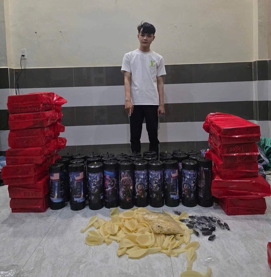 Đối tượng và tang vật vụ án (Ảnh CA TP HCM)