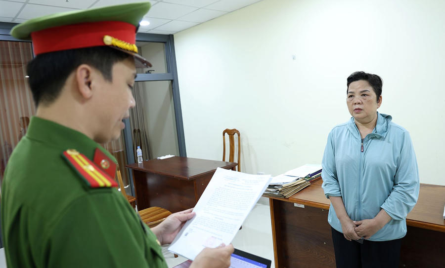 Phòng Cảnh sát kinh tế Công an tỉnh tống đạt các quyết định đối với bị can Nguyễn Thị Mỹ Cơ.