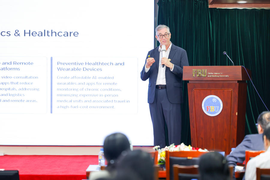 GS. Marc Kramer – giảng viên cao cấp Đại học VinUni – mang đến góc nhìn toàn cầu với chủ đề “Biến rủi ro địa chính trị thành cơ hội kinh doanh bền vững”, gợi mở tư duy khởi nghiệp trong bối cảnh nhiều biến động.