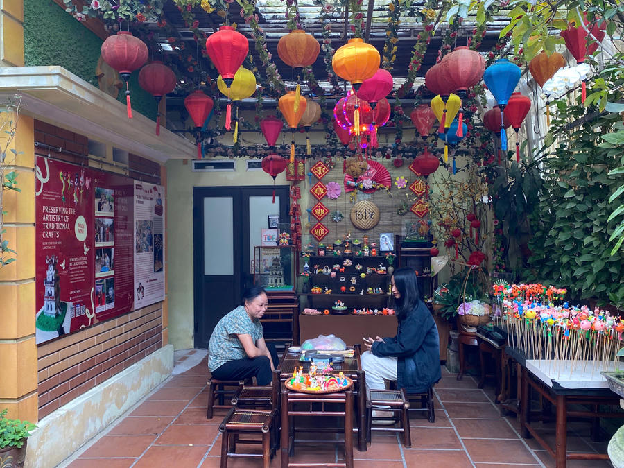 Không gian văn hoá dân gian tại làng tò he Xuân La. Không gian văn hoá dân gian tại làng tò he Xuân La.