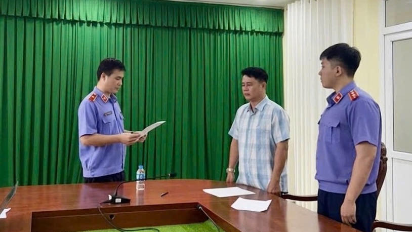 Cơ quan điều tra VKSND tối cao tống đạt quyết định tố tụng đối với bị can Nguyễn Quốc Khanh. Ảnh: Cơ quan điều tra VKSND tối cao