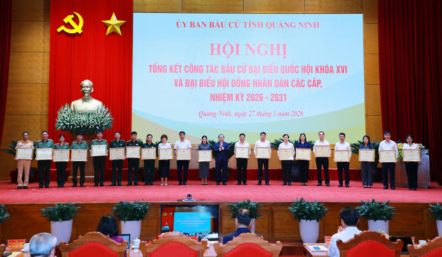 Ông Quản Minh Cường, Ủy viên Trung ương Đảng, Bí thư Tỉnh ủy, Trưởng đoàn ĐBQH tỉnh, Trưởng Ban Chỉ đạo, Chủ tịch UBBC tỉnh trao tặng bằng khen cho các tập thể có thành tích xuất sắc đóng góp vào thành công của cuộc bầu cử.