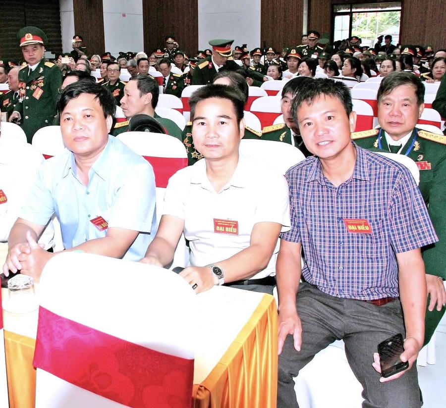 Thầy "khùng" Võ Hoàng Sơn (ngoài cùng bìa phải) - Người gắn kết...