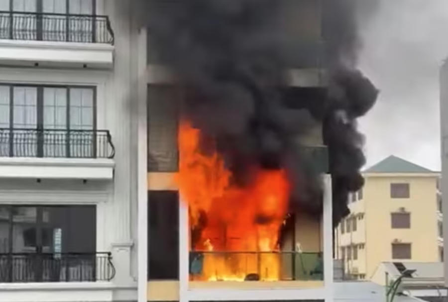 Hiện trường vụ cháy lớn tại tầng 3 căn nhà 4 tầng ở phường Hạ Long.