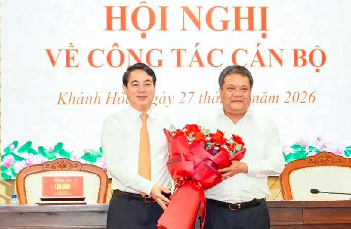 Ông Nghiêm Xuân Thành - Phó Chủ nhiệm Ủy ban Kiểm tra Trung ương, nguyên Bí thư Tỉnh ủy Khánh Hòa, tặng hoa cho ông Trần Phong.