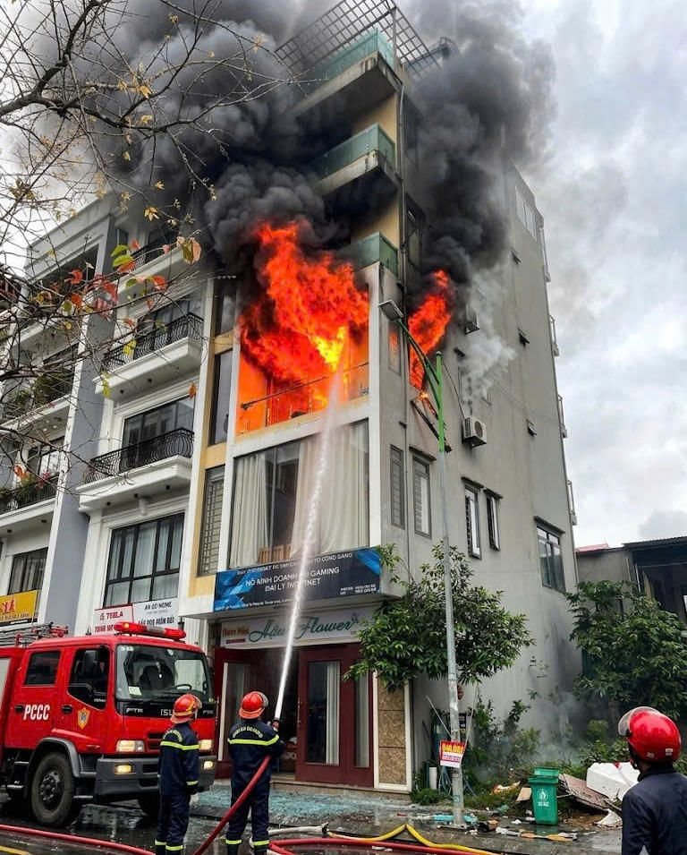 Lực lượng PCCC&CNCH tiến hành chữa cháy.