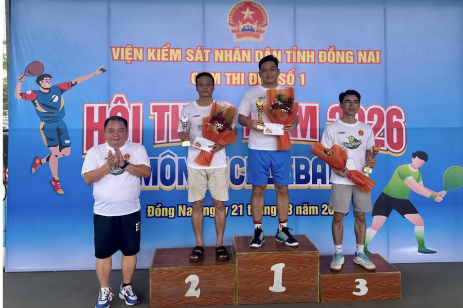 Ông Lê Nguyễn Thắng – Phó Viện trưởng VKSND tỉnh Đồng Nai trao giải đơn nam cho các vận động viên.