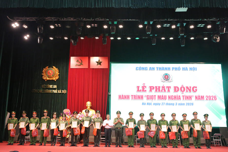 Trao giấy chứng nhận cho các cá nhân hiến máu tiêu biểu trong Công an TP Hà Nội.