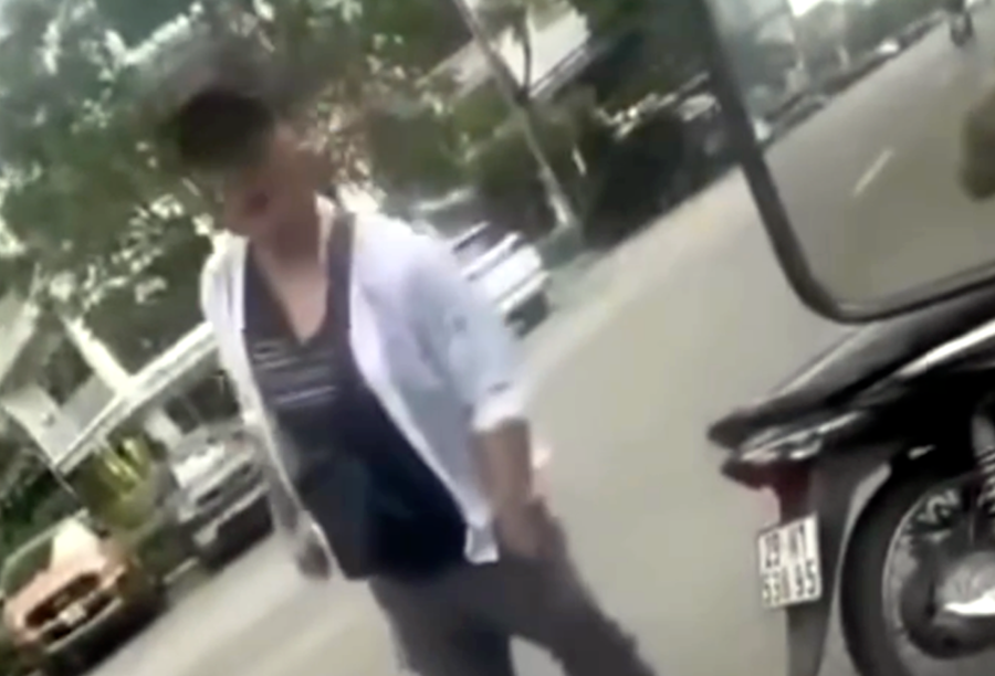 Người đàn ông thu tiền trông xe đã tranh cãi, đánh tài xế ô tô. Ảnh: Cắt từ clip