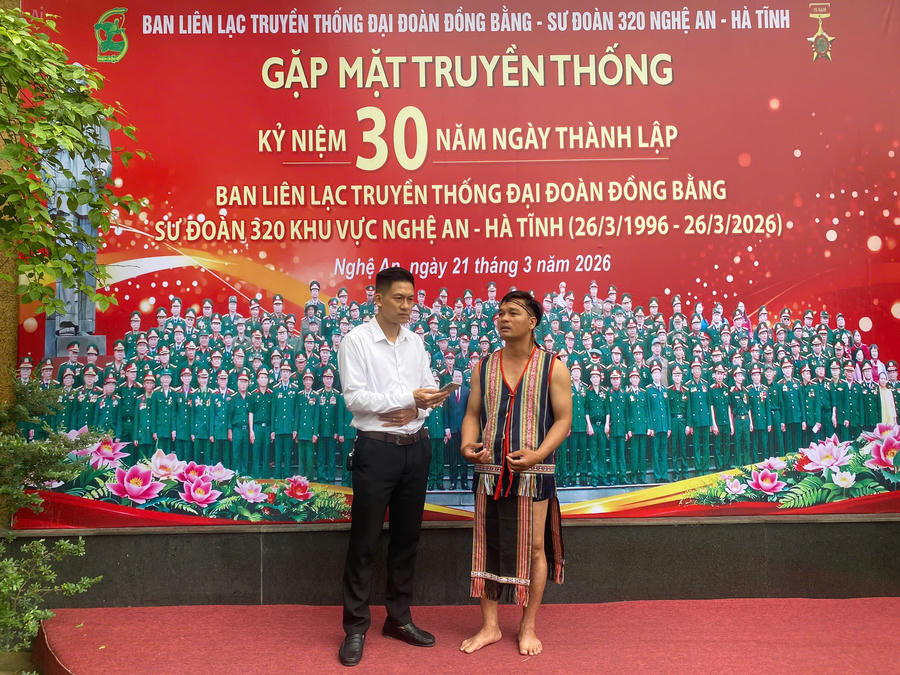 Anh A Đứu (bìa phải): "Các bác vẫn gắn bó với chúng tôi như người thân".