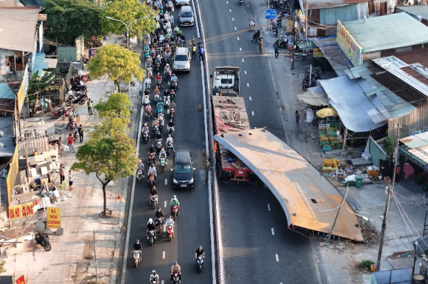 Nhịp dầm thép bị hất văng xuống, chắn hết phần đường Nguyễn Hữu Thọ theo hướng đi trung tâm TPHCM.