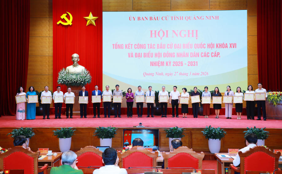 Bà Trịnh Thị Minh Thanh, Phó Bí thư Thường trực Tỉnh ủy, Chủ tịch HĐND tỉnh, Phó Trưởng Ban Chỉ đạo, Phó Chủ tịch UBBC tỉnh trao bằng khen cho các tập thể tiêu biểu.