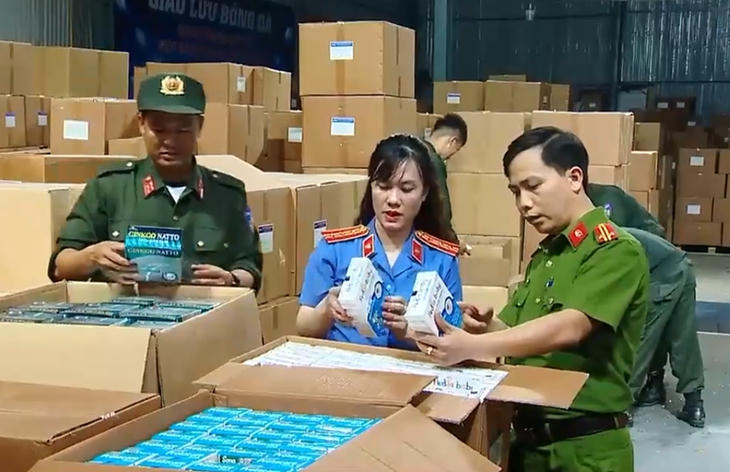 Viện kiểm sát và công an kiểm tra kho hàng giả của Nguyễn Năng Mạnh